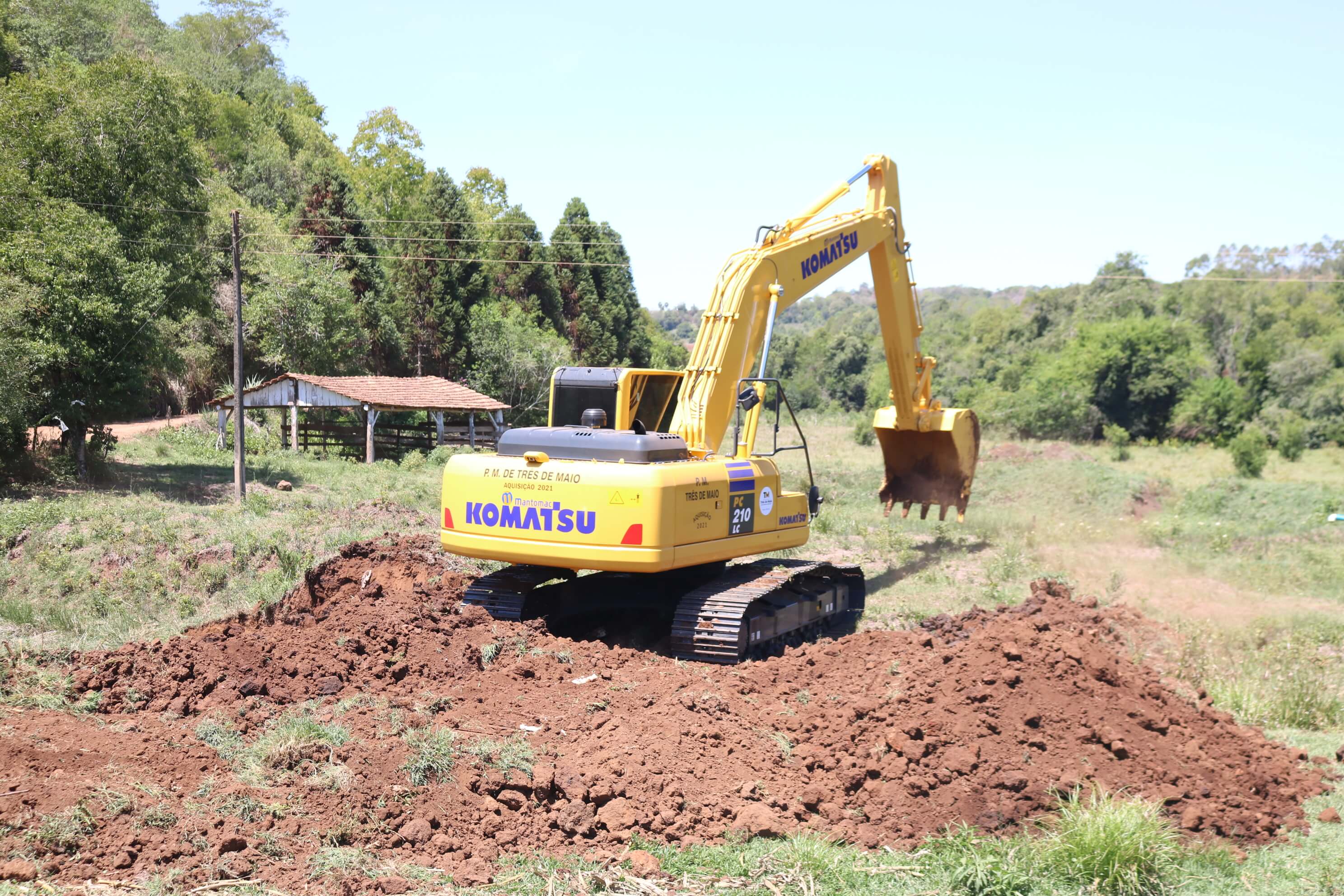 ESCAVADEIRA HIDRÁULICA É INAUGURADA